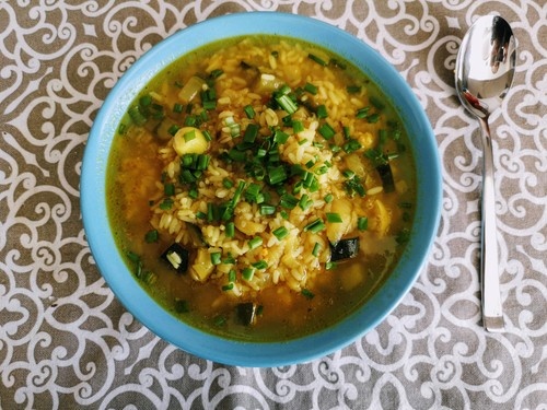 Zupa rybna z warzywami, ryżem i curry