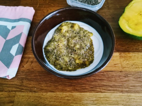 Jogurt z mango i chia