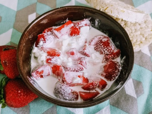 Serek wiejski z truskawkami i waflami ryżowymi