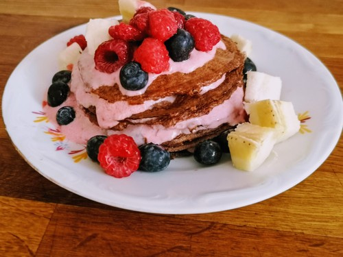 Czekoladowe pancakes z jogurtem truskawkowym