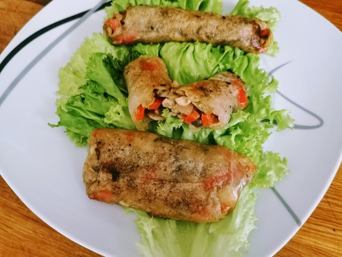 Sajgonki z pieczarkami cebulą i papryką