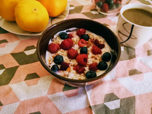 Owsianka na kaszy bulgur z owocami leśnymi