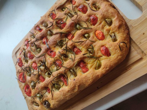 Foccacia z oliwkami pomidorami i rozmarynem