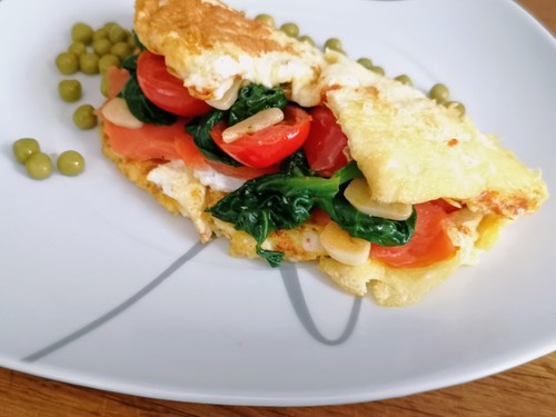 Omlet ze szpinakiem i wędzonym łososiem