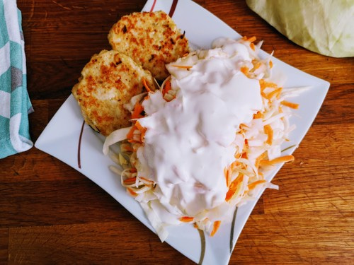 Pieczone burgery z kurczaka z colesławem