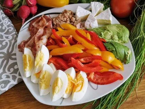 Awokado, jajko, tuńczyk, camembert, papryka