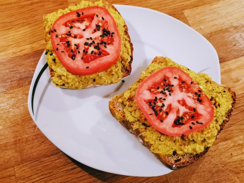 Kanapka z pastą kukurydzianą i pomidorem