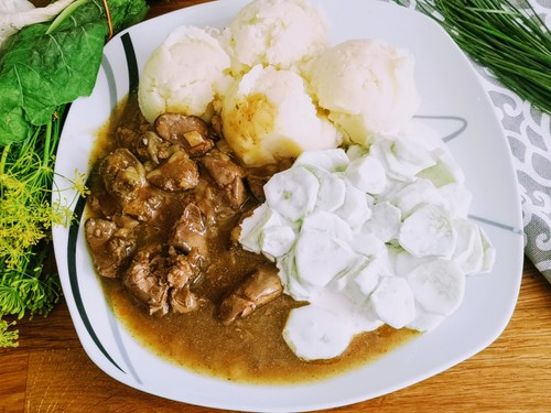Wątróbka w sosie własnym z ziemniakami i mizerią