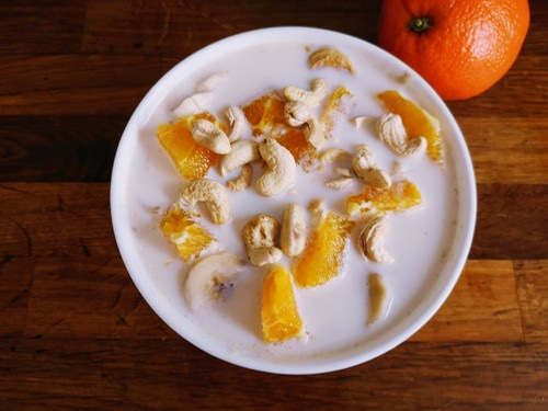 Owsianka z pomarańczą,  bananem i orzechami nerkowca