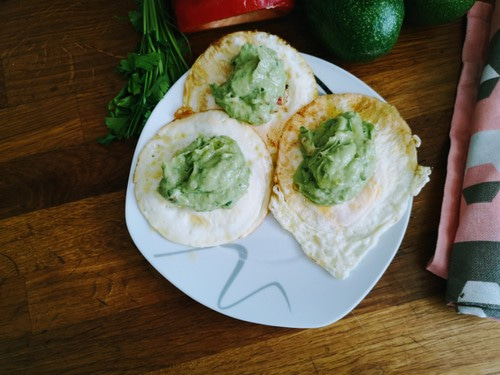 Jajka sadzone z guacamole