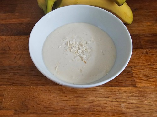 Skyr naturalny z bananem i płatkami ryżowymi