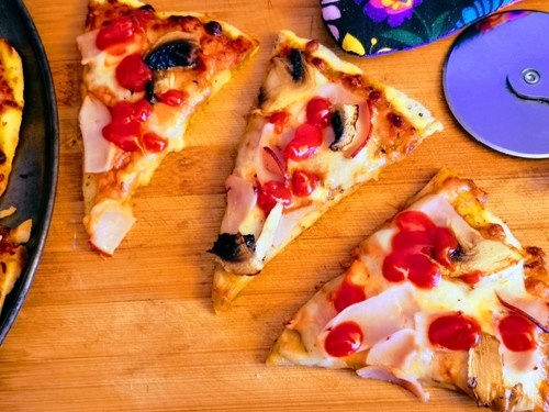 Pizza z szynką, pieczarkami i serem mozzarella