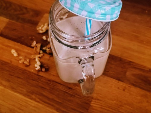 Koktajl z bananem, płatkami owsianymi, orzechami włoskimi i cynamonem