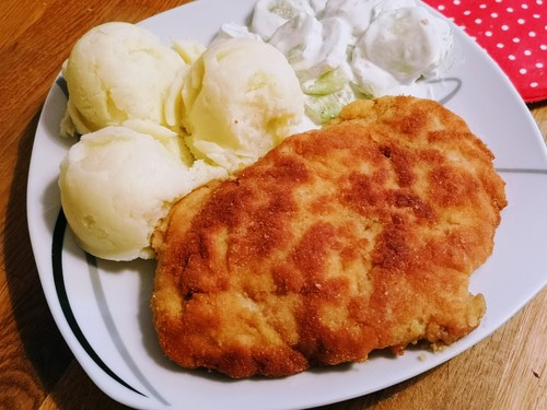 Kotlet schabowy z ziemniakami i mizerią