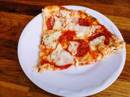 Pizza z salami na jajecznym spodzie