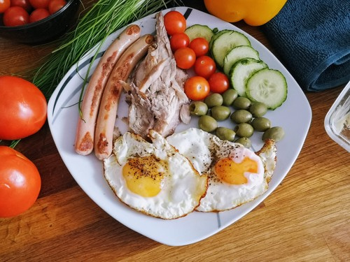 Jajka sadzone z parówkami, rybą i warzywami