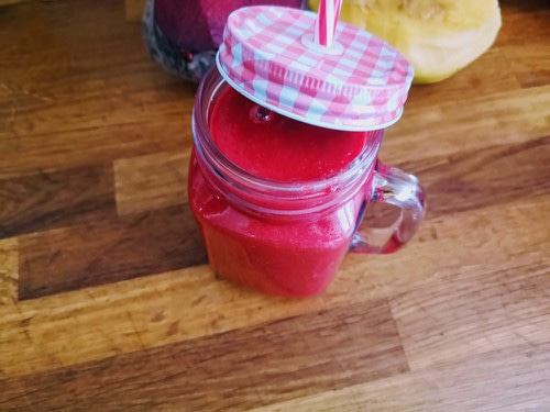 Koktajl z burakiem, mango, marchewką i wątróbką