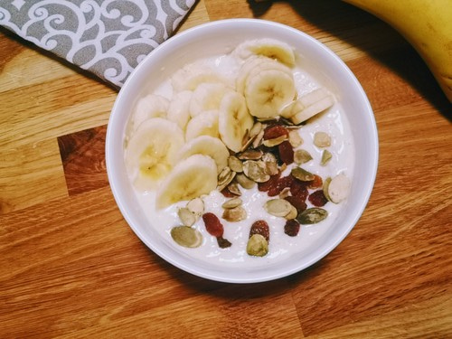 Jaglanka z bananem, pestkami dyni i jogurtem sojowym