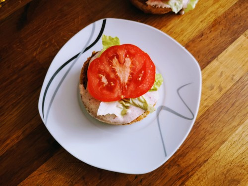 Kanapka z pastą z fasoli, sałatą i pomidorem