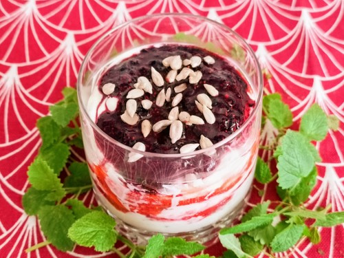 Deser z serkiem mascarpone i owocami leśnymi