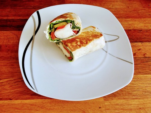 Tortilla z szynką mozzarellą i warzywami