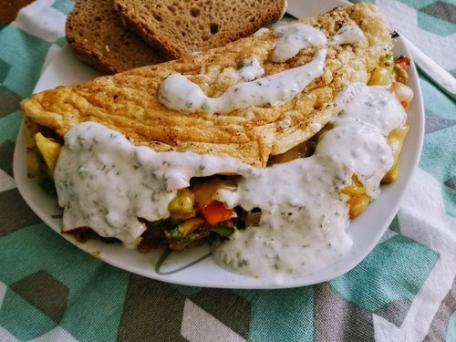 Omlet z warzywami z ziołowym dipem