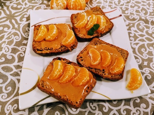 Kanapki z masłem orzechowym i mandarynką