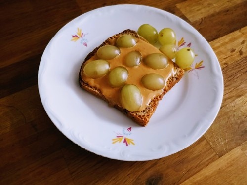 Kanapki z masłem orzechowym i winogronem