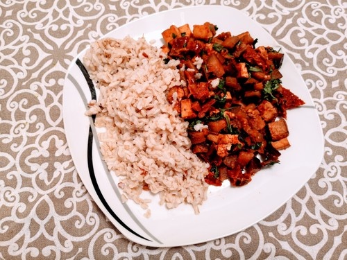 Tofu z ryżem, pomidorami bakłażanem i bazylią