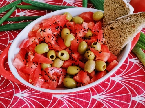 Sałatka z pomidorów, oliwek i cebuli