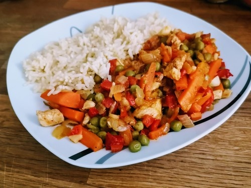 Smażony ryż z kurczakiem i warzywami